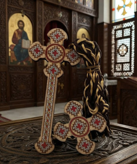 مجموعة صليب يد و صدر للكاهن ب حبل بني في ذهبي - حجم متوسط