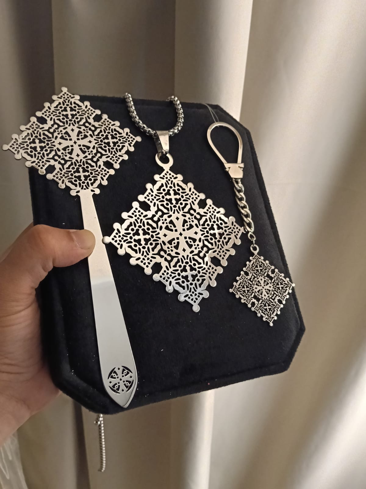 طاقم صليب يد و صدر ستانليس تيل مزغرف - صليب مفرغ  مع ماديليا